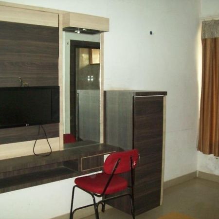 Hotel Mid - Way Inn Gandhinagar Zewnętrze zdjęcie